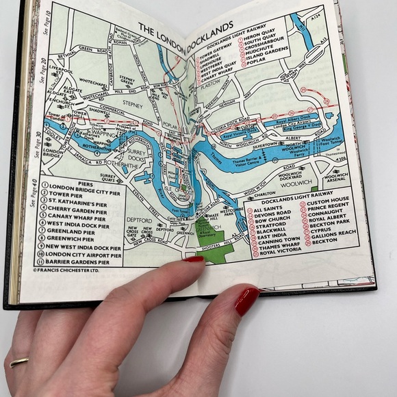 Vintage Guide to Good Living in London Francis Chichester Leather Bound Book - Picture 8 of 11